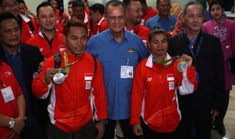 Lifter Indonesia peraih medali perak pada Olimpiade 2016 Rio de Janeiro, Brasil, Eko Yuli (kedua kiri) dan Sri Wahyuni (kedua kanan), saat tiba di terminal 2E Bandara Soekarno-Hatta, Tanggerang, Banten, Minggu (14/8). 