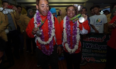 Lifter Indonesia peraih medali perak pada Olimpiade 2016 Rio de Janeiro, Brasil, Eko Yuli (kiri) dan Sri Wahyuni (kanan), tiba di terminal 2E Bandara Soekarno-Hatta, Tanggerang, Banten, Minggu (14/8).