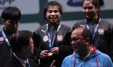 Lifter Indonesia Sri Wahyuni (tengah) dan Yolanda Putri (kanan) serta lifter Thailand Chirapan Nanthawong (kiri) usai menerima medali di nomor putri 48 kg A di venue angkat besi 18th Asian Games Invitation Tournament di JiExpo, Jakarta, Ahad (11/2). 