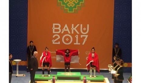 Lifter Indonesia Sri Wahyuni (tengah) mendapatkan emas dari cabang angkat besi kelas 48 kg putri di Islamic Solidarity Games (ISG) IV