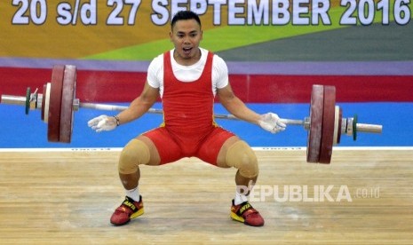 Lifter Jatim Eko Yuli Irawan usai mengangkat barbel saat bertanding pada kelas 62 kg di GOR Sabilulungan Jalak Haruat,Kabupaten Bandung, Jabar,Selasa (20/9).