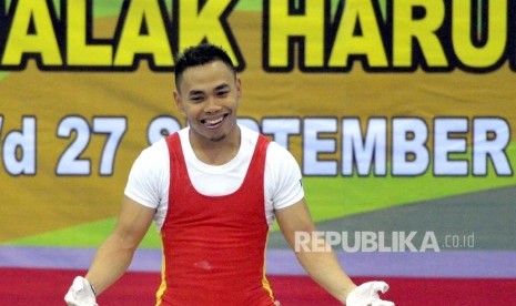 Peraih medali perak Olimpiade Rio 2016, Eko Yuli Irawan seusai mengangkat barbel di kelas 62 kg PON XIX, di GOR Sabilulungan Jalak Haruat, Kabupaten Bandung, Jabar,Selasa (20/9). 