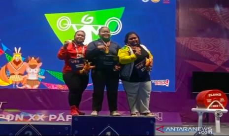 Lifter Jawa Barat Fitria Martiningsih (tengah) berdiri di puncak podium kemenangan cabang angkat berat putri Pekan Olahraga Nasional (PON) XX Papua di Auditorium Uncen Jayapura, Kamis (14/10/2021).