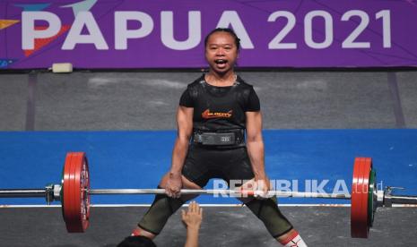 Lifter Jawa Barat Susi Susanti melakukan angkatan dead lift dalam nomor angkat berat 52 kg putri PON Papua di Jayapura, Papua, Senin (11/10/2021). Susi Susanti berhasil memecahkan rekor Asia pada angkatan dead lift dengan angkatan 197,5 kg sekaligus memastikan medali emas untuk Jawa Barat dengan total angkatan 542,5 kg.