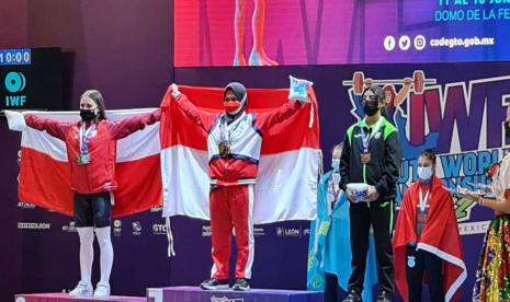 Lifter muda Indonesia Luluk Diana Wijayana (tengah) yang tampil di IWF Youth World Championship 2022 di Leon, Guonojuoto, Meksiko, pada Senin waktu setempat atau Selasa (14/6/2022) dini hari WIB, berhasil keluar sebagai Juara Dunia di nomor 49 Kg.