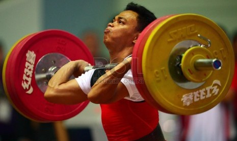   Lifter putra Indonesia Eko Yuli irawan mengangkat barbel saat bertanding pada kelas 62 kg di Theinphyu Stadium, Yangon, Myanmar, Jumat (13/12).   (Republika/Edwin Dwi Putranto)