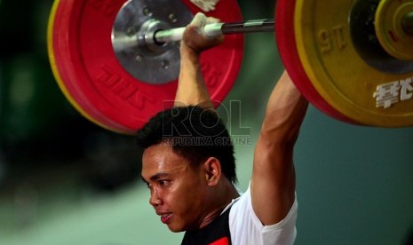   Lifter putra Indonesia Eko Yuli irawan mengangkat barbel saat bertanding pada kelas 62 kg di Theinphyu Stadium, Yangon, Myanmar, Jumat (13/12).   (Republika/Edwin Dwi Putranto)