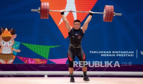 Lifter putra Sulawesi Selatan Rahmat Erwin A mengangkat beban pada kelas 81 kg putra PON Papua di Auditorium Universitas Cenderawasih, Kota Jayapura, Papua, Kamis (7/10/2021). 