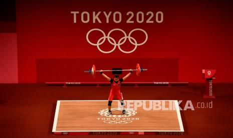 Lifter putri Indonesia Windy Cantika Aisah melakukan angkatan snatch dalam kelas 49 Kg Putri Grup A Olimpiade Tokyo 2020 di Tokyo International Forum, Tokyo, Jepang, Sabtu (24/7/2021). Windy Cantika berhasil mempersembahkan medali pertama bagi Indonesia yakni perunggu dengan total angkatan 194 Kg.