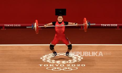 Lifter putri Indonesia Windy Cantika Aisah melakukan angkatan snatch dalam kelas 49 Kg Putri Grup A Olimpiade Tokyo 2020 di Tokyo International Forum, Tokyo, Jepang, Sabtu (24/7/2021). Windy Cantika berhasil mempersembahkan medali pertama bagi Indonesia yakni perunggu dengan total angkatan 194 Kg. 