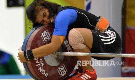 Lifter putri Jabar Sri Wahyuni Agustani memeluk beban usai bertanding pada kelas 48 kg di GOR Sabilulungan Jalak Haruat,Kabupaten Bandung, Jabar,Selasa (20/9)