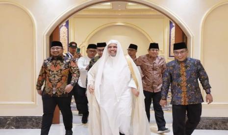 Menteri Agama Yaqut Cholil Qoumas (kiri) dan Ketum PBNU KH Yahya Cholil Staquf (kanan), mendampingi Sekretaris Jenderal Rabithah Alam Islami, Syekh Ahmad Al-Issa (tengah). Dalam pertemuan itu, Liga Dunia Islam siap mendukung pertemuan tokoh agama di R20.