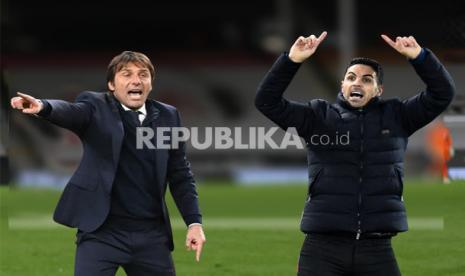 Laga Liga Primer Inggris, Tottenham Hotspur vs Arsenal. Adu taktik Antonio Conte dan Mikel Arteta (kanan).