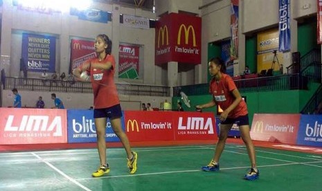 Pemain ganda putri STKIPAS Darwita Ayu dan Jeanny Silvie Ratu saat melawan ganda putri Universitas Budi Luhur, dalam pertandingan liga mahasiswa yang berlangsung di UPI,Bandung,Sabtu (27/4). .