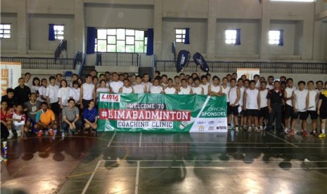 Liga Mahasiswa (LIMA) menggelar acara coaching clinic bulu tangkis di Universitas Pendidikan Indonesia, Bandung, Selasa (9/4).