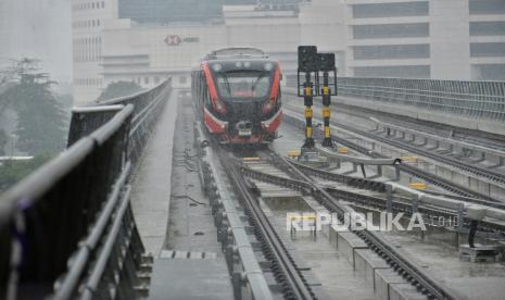 Light Rail Transit atau LRT Jabodebek saat akan melaju dari Stasiun Dukuh Atas menuju Stasiun Jatimulya, Bekasi Timur, Jawa Barat, Kamis (6/7/2023). LRT Jabodebek akan segera melakukan uji coba untuk penumpang umum pada tanggal 12 Juli hingga 15 Agustus 2023 dan akan resmi beroperasi mulai tanggal 18 Agustus 2023 mendatang. Pada masa uji coba penumpang hanya dikenakan tarif sebesar  Rp1 dengan Jumlah kapasitas penumpang sebanyak 150 per rangkaian LRT. Moda transportasi tanpa masinis tersebut memiliki tiga line antara lain Cawang-Bekasi, Cawang-Harjamukti dan Cawang-Dukuh Atas dengan waktu tempuh dari Stasiun Dukuh Atas menuju Stasiun Jatimulya sekitar 45 menit. Sementara untuk  Kapasitas maksimum LRT sebanyak 1.308 penumpang.