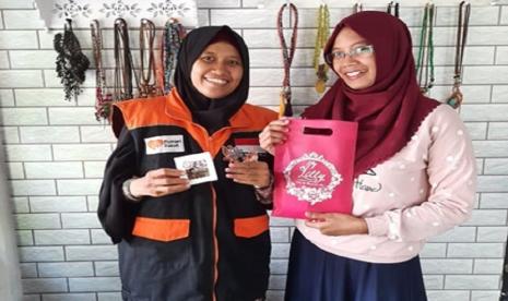 Lili Irkhanah dengan produk Lilly Handmade dan Rumah Zakat