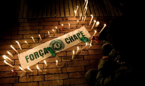 Lilin-lilin tanda berduka untuk 'tragedi Chapecoense' di stadion Nemesio Camacho di Bogota, Kolombia, Selasa (29/11). 