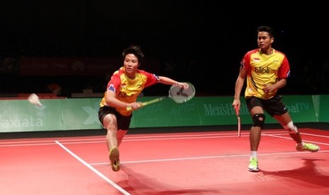 Liliyana Natsir berusaha mengembalikan bola disaksikan pasangannya Tontowi Ahmad dalam game Axiata Cup 2014, Selasa (2/12).