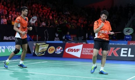 Liliyana Natsir (kanan) meluapkan kegembiraan setelah berhasil memastikan lolos ke semifinal Denmark Open bersama pasangannya Tontowi Ahmad.