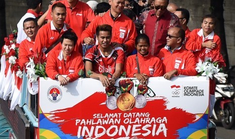 Liliyana Natsir (kiri depan) saat mengikuti arak-arakan di Jalan Thamrin, Jakarta, Rabu (24/8).