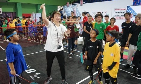 Liliyana Natsir memberikan coaching clinic bulu tangkis kepada pelajar di GOR Bulungan, Jakarta Selatan, Sabtu (4/5).