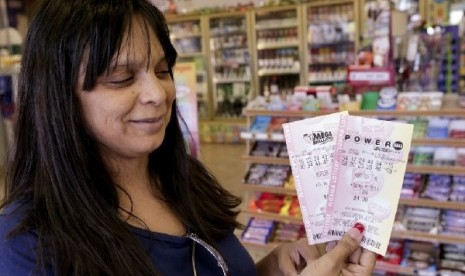 Lilly Sanchez menunjukkan tiket Powerball yang akan diundi hari Sabtu 18/5 dengan hadiah 600 juta dolar. Harga tiket Powerball adalah 2 dolar AS per tiket. 