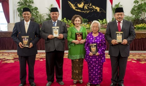  Hatief Hadikusumo (paling kiri) menerima pengukuhan Gelar Pahlawan Nasional untuk Alm. Ki Bagus Hadikusumo berfoto bersama di Istana Negara, Jakarta, Kamis (5/11).