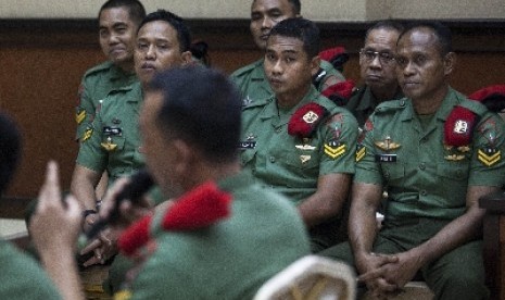 Lima anggota Kopassus Grup II Kandang Menjangan Kartasura terdakwa kasus Lapas Cebongan mendengarkan kesaksian dari Serda Sugeng Sumaryanto dalam sidang berkas 2 di Pengadilan Militer II-11 Yogyakarta, Bantul, Yogyakarta, Selasa (16/7). Dalam sidang berkas