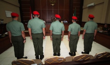 Lima dari 12 anggota Kopassus terdakwa penyerang tahanan Lapas 2B menjalani sidang militer di Pengadilan Militer II-11 Yogyakarta, Bantul, Yogyakarta, Kamis (20/6). Sebanyak 12 prajurit Kopassus Grup II Kandang Menjangan Kartosura menjalani sidang perdana 