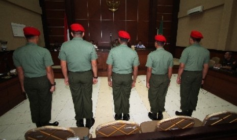 Lima dari 12 anggota Kopassus terdakwa penyerang tahanan Lapas 2B menjalani sidang militer di Pengadilan Militer II-11 Yogyakarta, Bantul, Yogyakarta, Kamis (20/6).