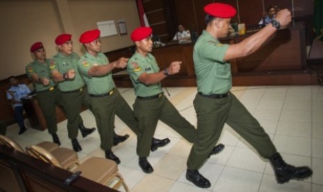 Lima dari 12 terdakwa anggota Kopassus Grup II Kandang Menjangan Kartasura yang terlibat kasus penyerangan tahanan Lapas 2B Cebongan menjalani sidang militer lanjutan di Pengadilan Militer II-11 Yogyakarta, Bantul, Yogyakarta, Senin (24/6).