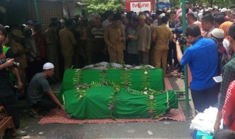 Lima jenazah korban pembunuhan satu keluarga di Medan disemayamkan di rumah duka. Kelimanya dimakamkan hari ini, Senin (10/4). 