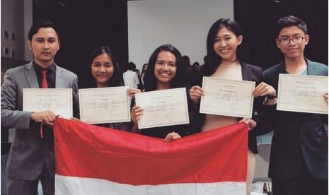 Lima mahasiswa delegasi mahasiswa Universitas Indonesia (UI) mendapatkan penghargaan TEIMUN 2017 di Den Haag, Belanda, pada 9-16 Juli 2017.