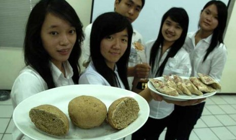  Lima mahasiswa Jurusan Teknobiologi Universitas Surabaya (Ubaya), menunjukkan hasil ciptaan mereka Roti Sourdough di kampus Ubaya Tenggilis Surabaya, Rabu (15/8). 