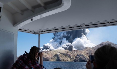 Gunung White Island, Selandia Baru meletus. (ilustrasi)