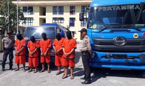 Lima pelaku penjualan solar ilegal yang ditangkap di Kabupaten Kulonprogo, DIY, bersama barang bukti dua truk tangki, di Aspol Paingan Yogyakarta.