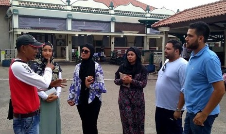 Lima peserta Program Pertukaran Muslim (MEP) dari Australia saat mengunjungi Masjid Luar Batang, Penjaringan, Jakarta Utara, Jumat (16/3). 