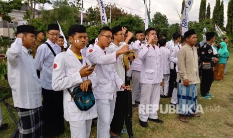 Lima ribu santri se-DIY peringati Hari Santri Nasional di Lapangan Panahan, Yogyakarta, Senin (22/10). Tema yang diangkat pada peringatan kali ini yaitu Bersama Santri Damailah Negeri.