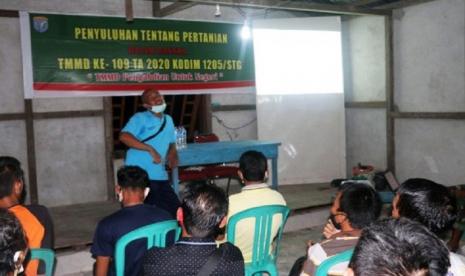 Limbai, seorang kepala desa di Kecamatan Sepauk yang mengembangkan sistem pertanian penangkal kebakaran hutan dan lahan, hadir menjadi narasumber penyuluhan pertanian TMMD 109 di Kabupaten Sintang, Kalbar