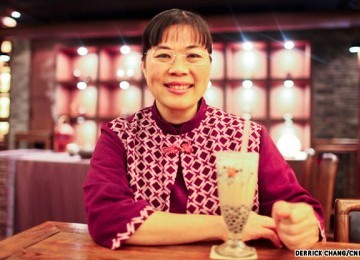 Lin Hsui Hui dan minuman bubble tea yang ia temukan.