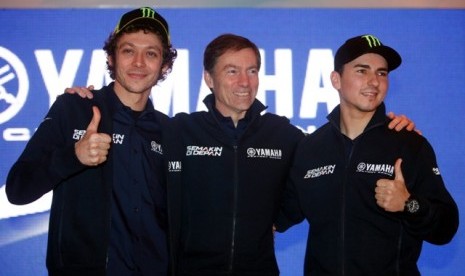 Lin Jarvis (tengah) diapit oleh Valentino Rossi (kiri) dan Jorge Lorenzo