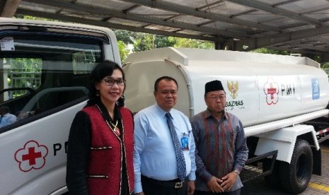 Linda Lukitari Waseso Pengurus Pusat PMI, mewakili PMI menerima mobil tangki air dari BRISyariah yang diserahkan langsung Dirut Bank BRISyariah Moch. Hadi Santoso dan didampingi Ketua Umum Baznas Prof. KH Didin Hafiduddin sebagai rangkaian Milad 5 Tahun BR