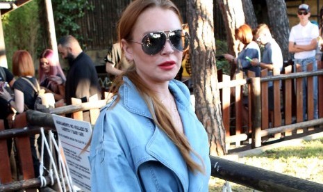 Aktris Lindsay Lohan. Pada akhir pekan lalu, Lindsay tampak berada di bandara JFK, New York, AS bersama sang suami, Bader Shammas.