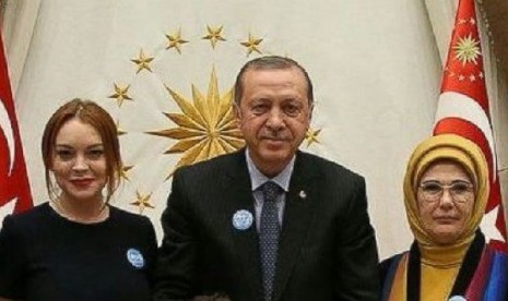 Lindsay Lohan berfoto bersama dengan Erdogan dan istri.