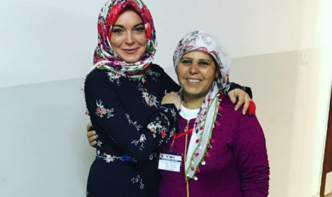 Lindsay Lohan was wearing a headscarf given by a volunteer at the refugee camp in Antep, Turkey.