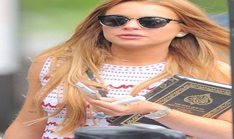 Lindsay Lohan terlihat membawa Alquran