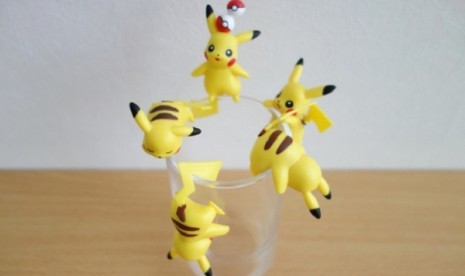 Lineup Pikachu yang menempel pada sisi gelas