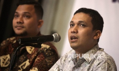 Peneliti Lingkar Survei Indonesia (LSI) Denny JA , Ardian Sopa, memaparkan hasil survei pascapenetapan status tersangka terhadap Basuki Tjahaja Purnama atau Ahok, di Kantor LSI, Jakarta, Jumat (18/11). 