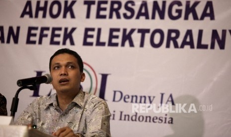 Lingkar Survei Indonesia (LSI) Denny JA , Ardian Sopa saat memaparkan hasil survei pasca Gubernur nonaktif DKI Jakarta Basuki Tjahaja Purnama atau Ahok menyandang status tersangka di Kantor LSI, Jakarta, Jumat (18/11).